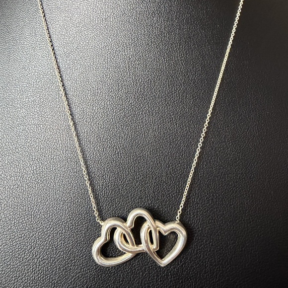 Tiffany & Co. “Three Interlocking Hearts” Necklace in Sterling Silver - Picture 2 of 6